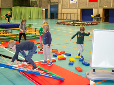Sporta Team organiseert bewegingsschool voor kinderen van 2 tot 8 jaar Sporta Team organiseert Bewegingsschool voor jonge kinderen, speelbos vol hindernissen